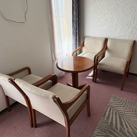 Maple Creek Motor Inn Kültér fotó