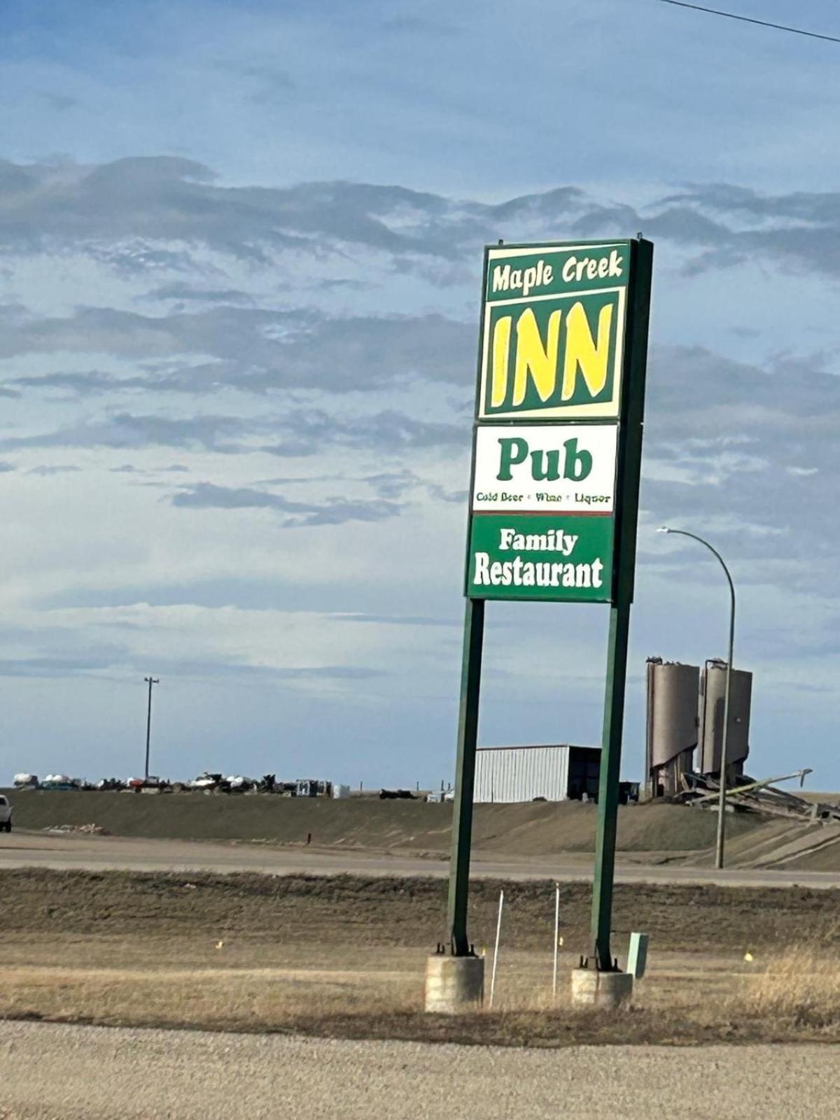 Maple Creek Motor Inn Kültér fotó