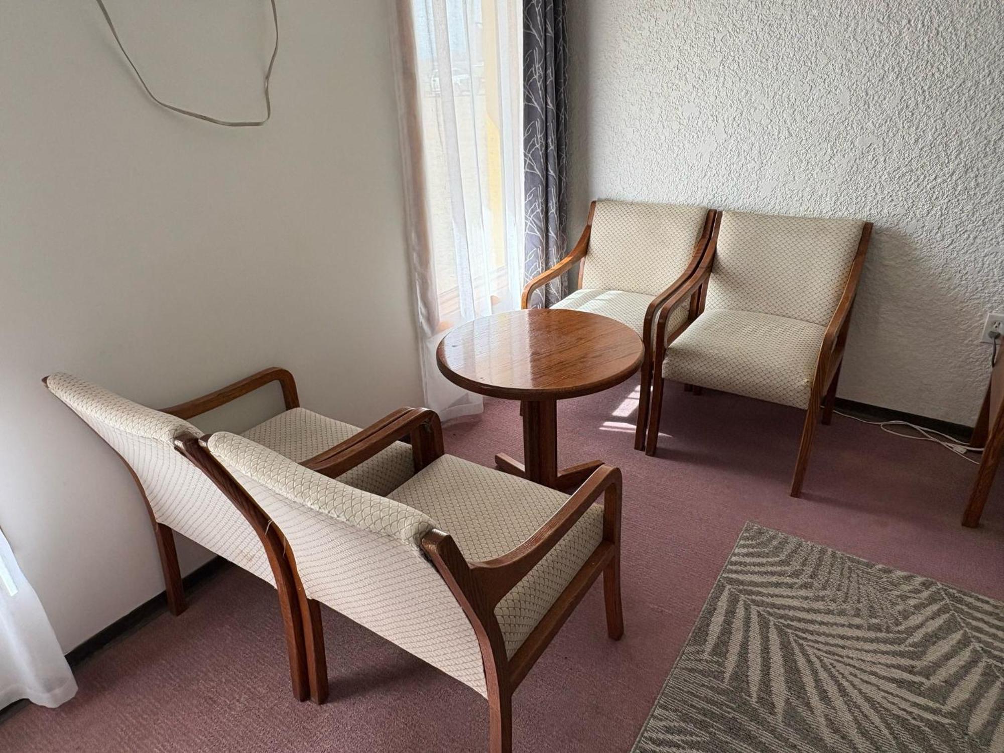 Maple Creek Motor Inn Kültér fotó