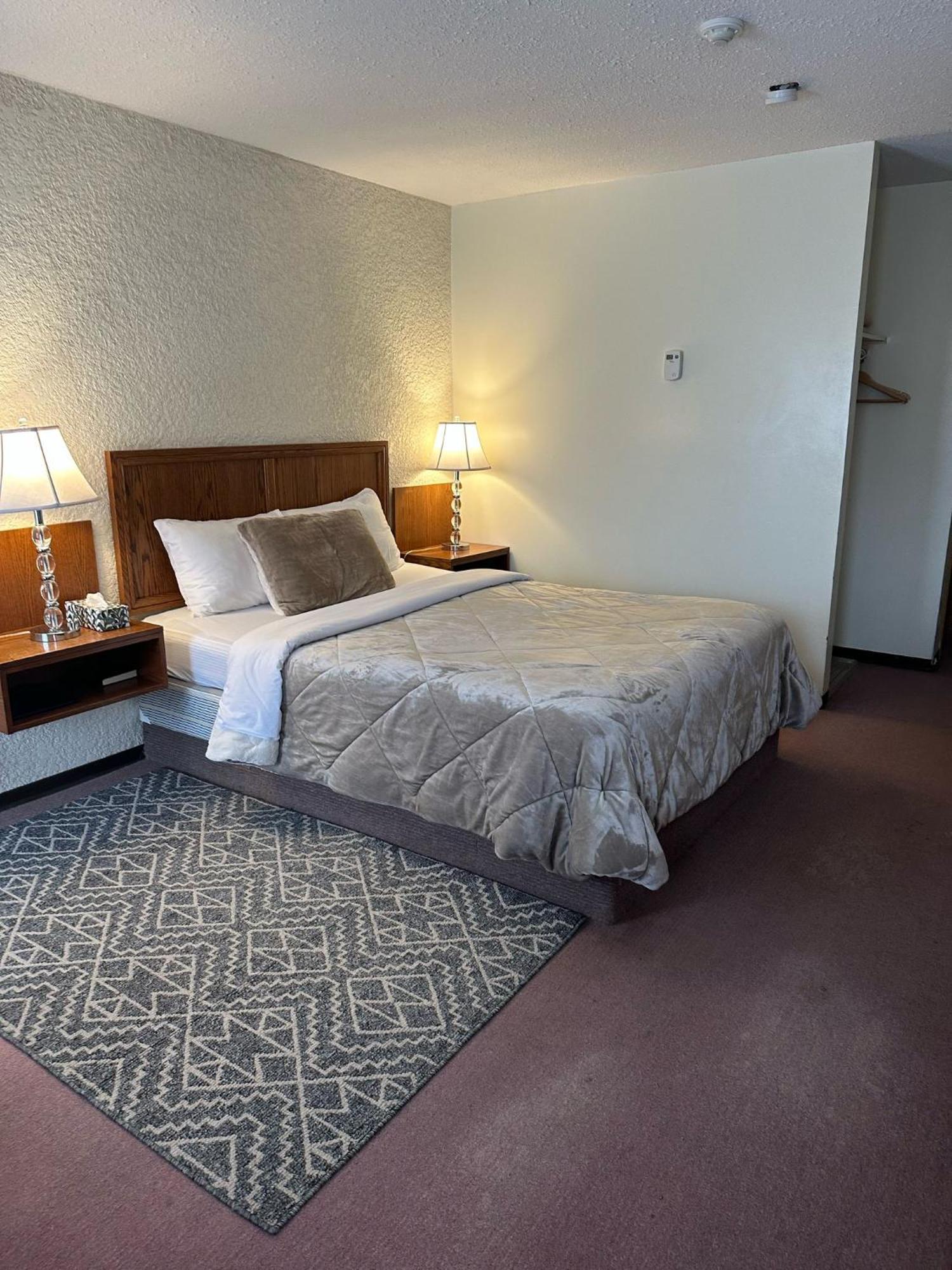Maple Creek Motor Inn Kültér fotó
