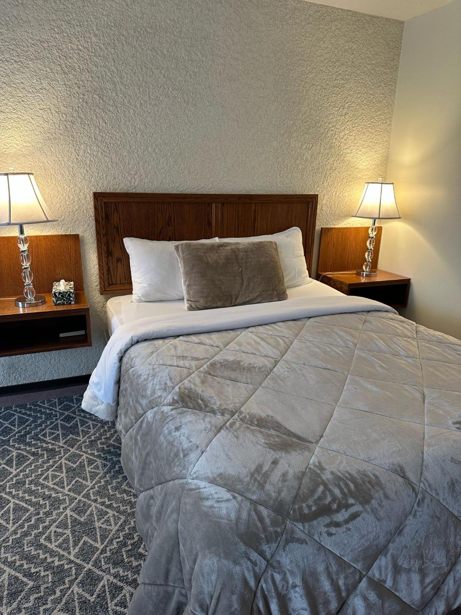 Maple Creek Motor Inn Kültér fotó