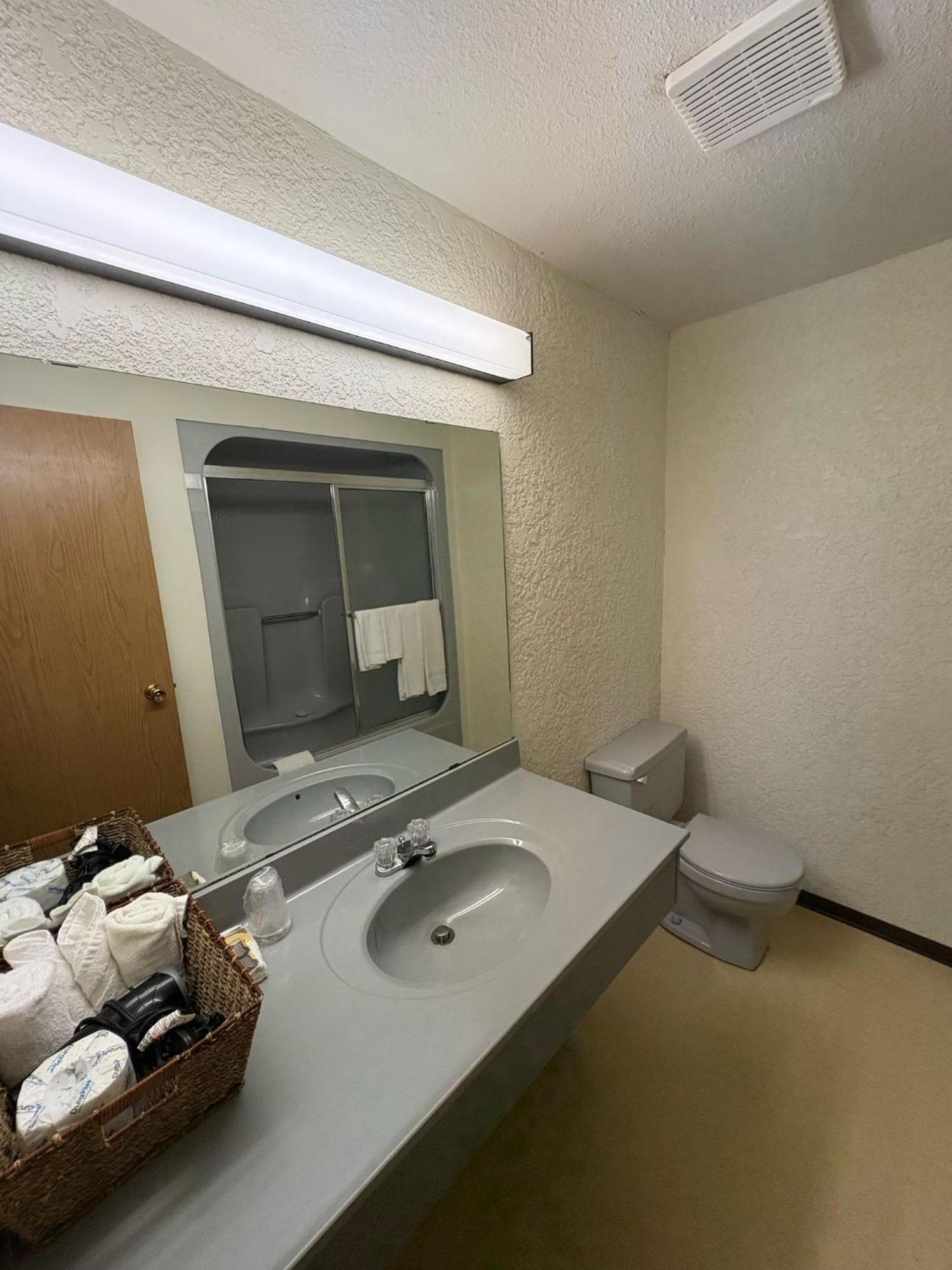 Maple Creek Motor Inn Kültér fotó