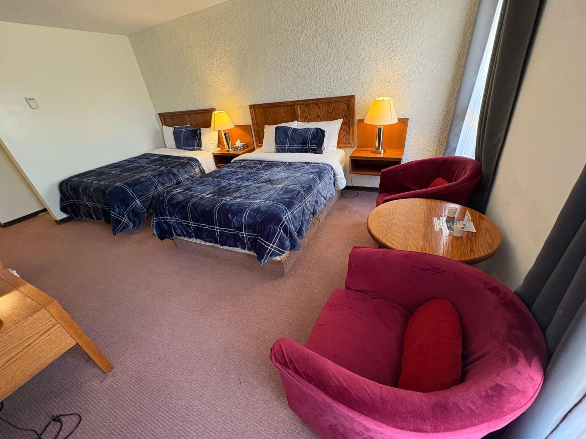 Maple Creek Motor Inn Kültér fotó
