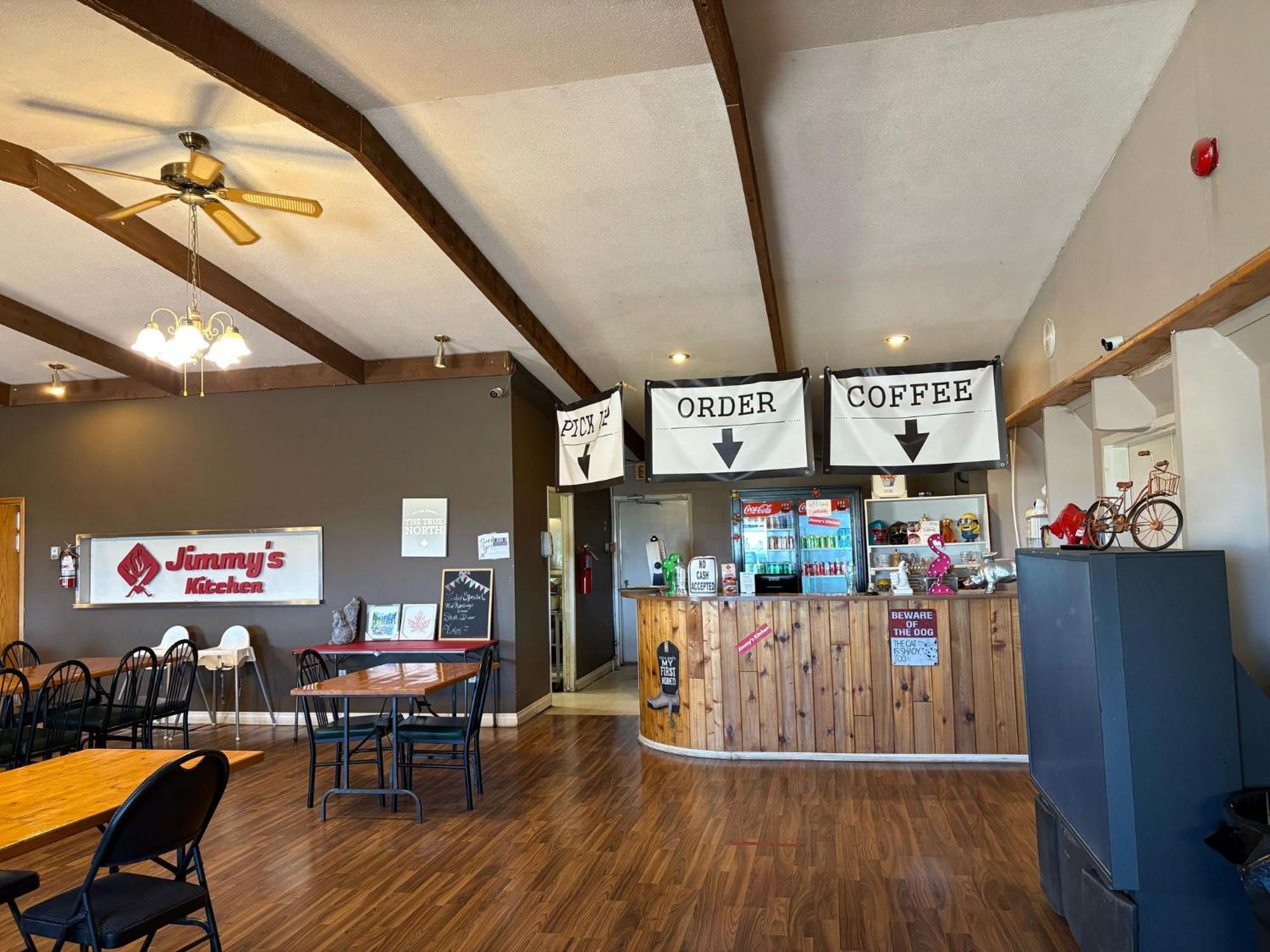 Maple Creek Motor Inn Kültér fotó