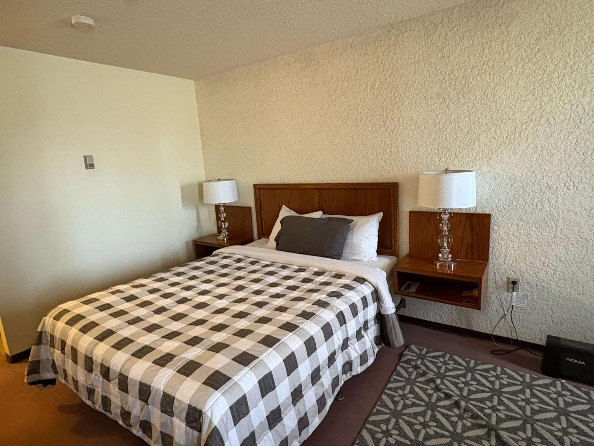 Maple Creek Motor Inn Kültér fotó