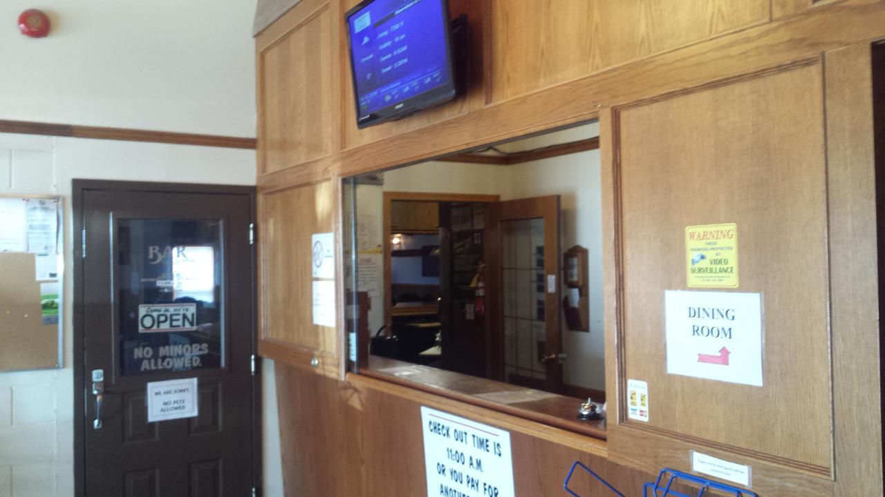 Maple Creek Motor Inn Kültér fotó